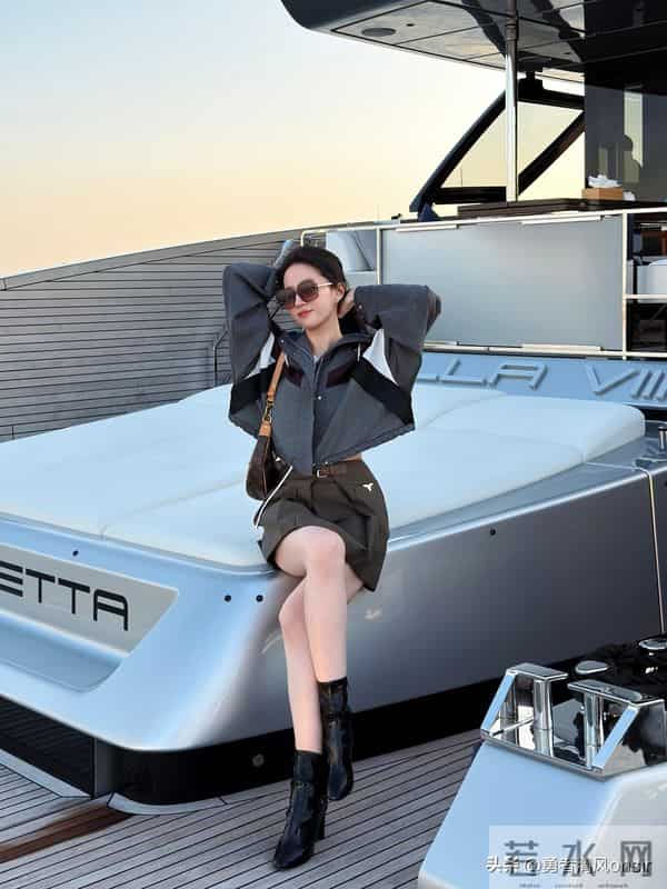 刘亦菲晒最新美照，露腰T配短裙身材火辣，瘦身后美出新高度