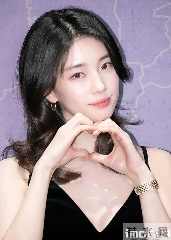 裴秀智 黑丝绒吊带裙，娇俏软媚太惊艳了！