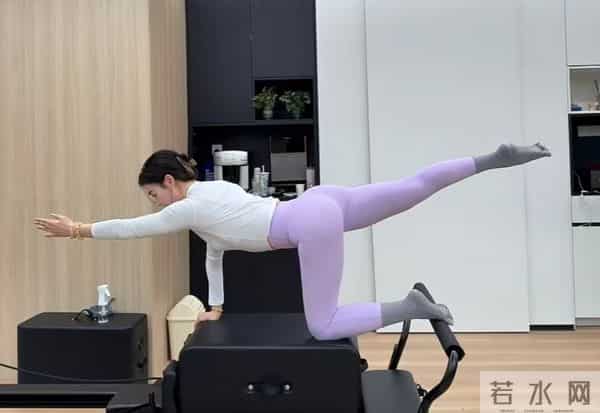 38岁袁姗姗晒健身美照，小腹平坦零赘肉，马甲线优越太绝了