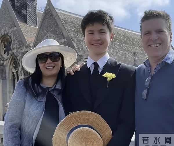 她事业巅峰时突然远赴美国,被老外“玩腻”后回国,如今变成这样