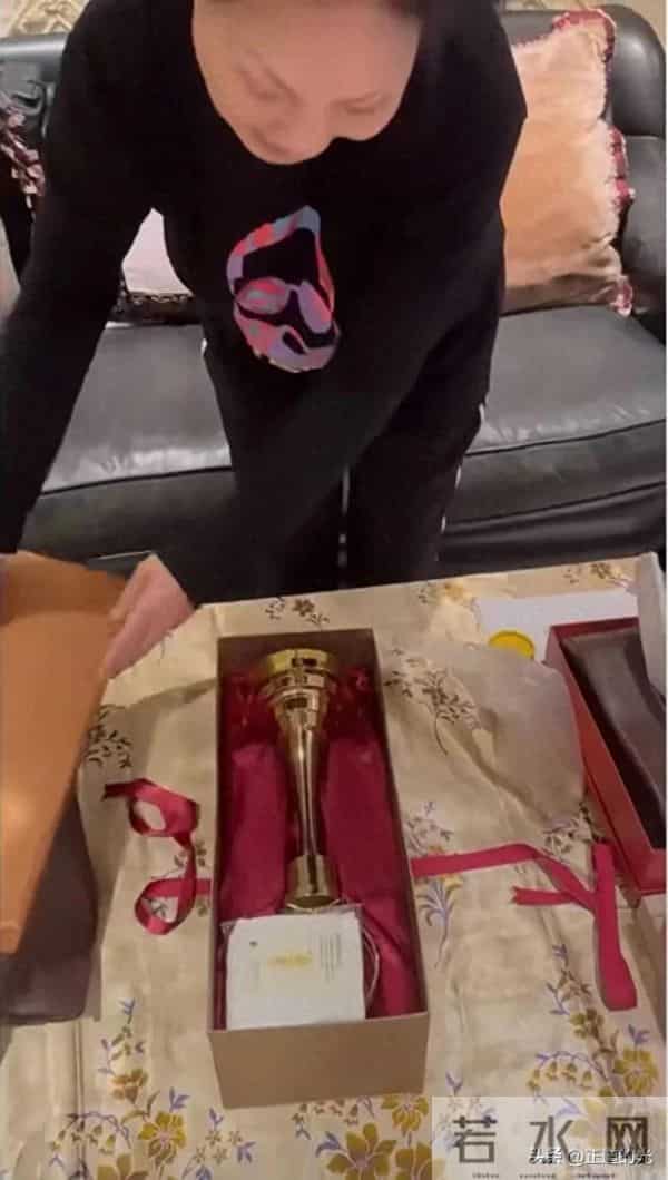 71岁S妈眼歪嘴斜 收到小S金钟奖杯大笑- 补上我的心 在家为大S设灵堂