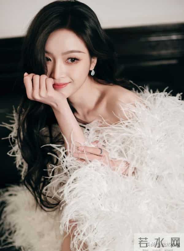 吴宣仪的“希腊脚” ‖ 美脚，白到发光的腿