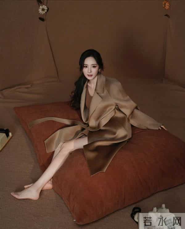 杨幂光腿穿大衣，美腿玉足！