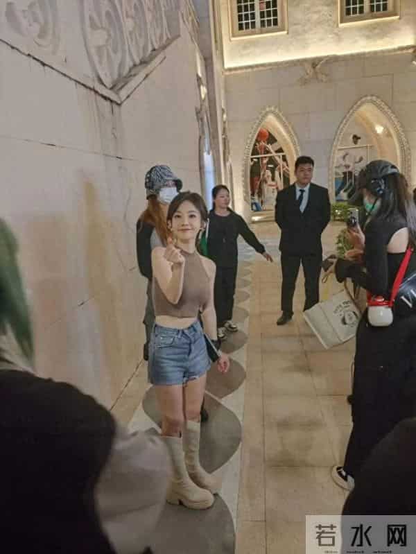 34岁冯提莫癌症复发后复播,巧妙遮挡手术疤痕,粉丝:女神别熬夜