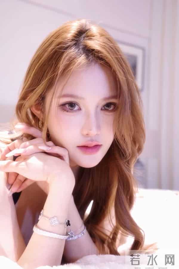 小杨哥停播一年多，小杨嫂大变样，从清纯脸变欧美脸，差点认不出