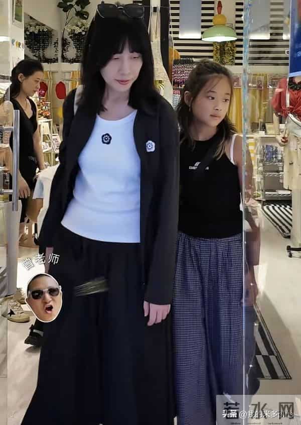 梅婷和弟媳逛街，娘家弟弟也是肿眼皮，大眼袋，12岁女儿打耳洞了