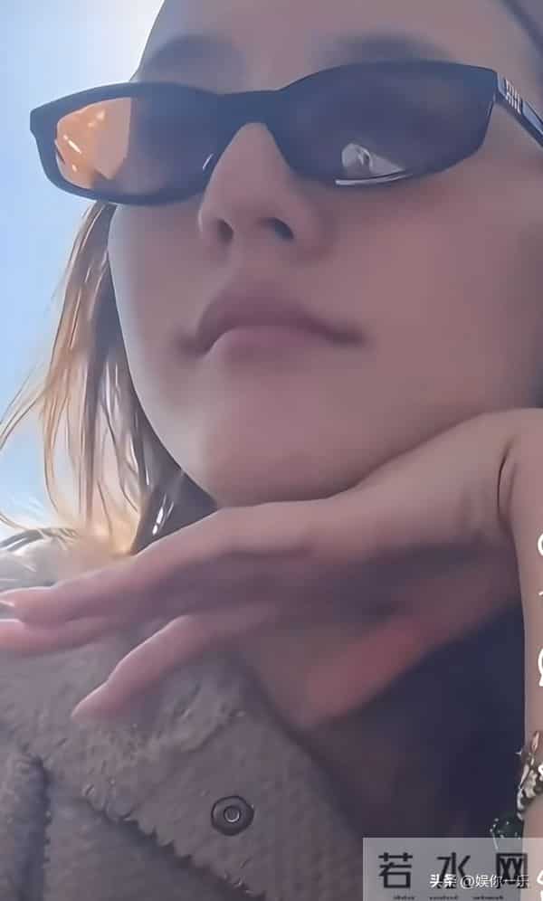 吴千语穿比基尼出海,富豪老公变猛男紧搂小腰,不舍放手好欢乐