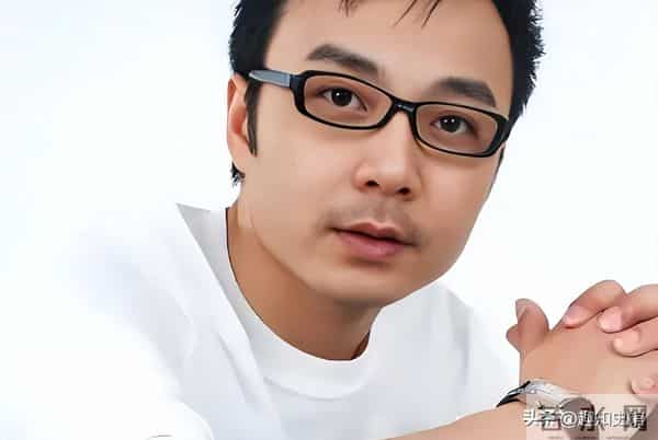 51岁汪涵现状:常年居住在长沙,穿人字拖嚼槟榔,大烟斗不离身