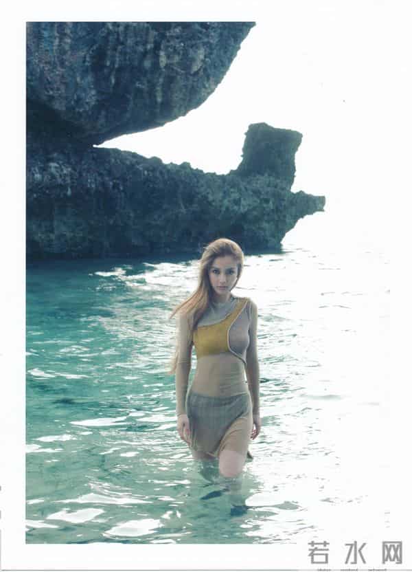 Angelababy纯欲氛围感拉满,美腿线条惊艳