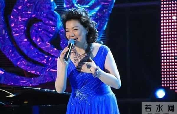 嫁大自己18岁的音乐家，丈夫葬礼却没有露面，如今儿子成她的骄傲