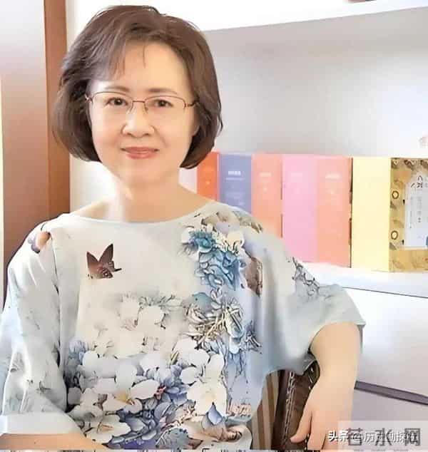 琼瑶和丈夫平鑫涛，在昆明石林旅游时，一张珍贵的合影，很浪漫