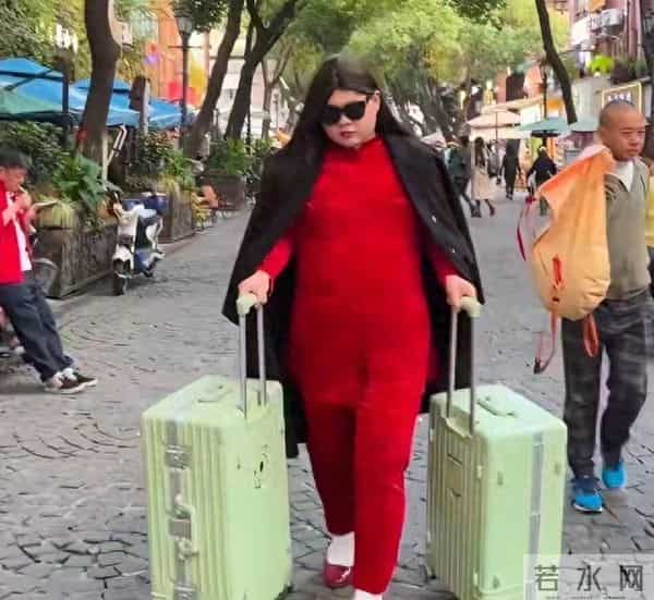 49岁李湘遭网红当众丑化身材，深夜甩瘦照硬核回击，这波太飒了！