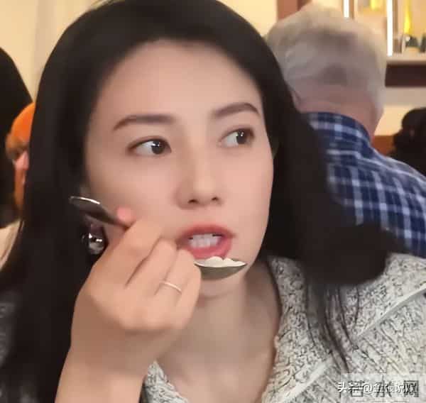 46岁高圆圆米兰街头放飞!没人认出素颜狂拍，生图状态看呆路人