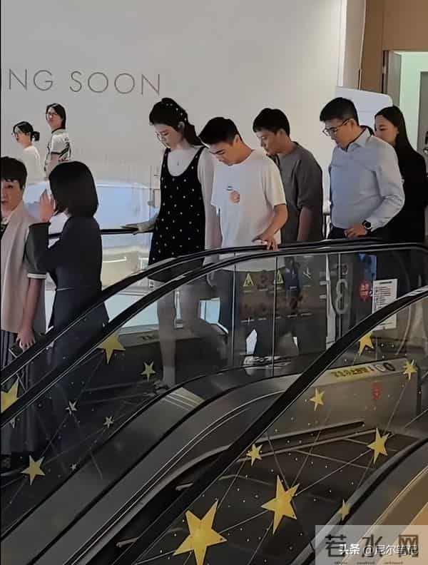 65岁梁安琪带奚梦瑶逛奢店,不敢上扶梯想走没成功,何猷君显尴尬