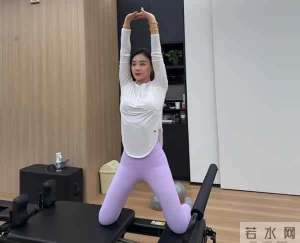 38岁袁姗姗晒健身美照，小腹平坦零赘肉，马甲线优越太绝了