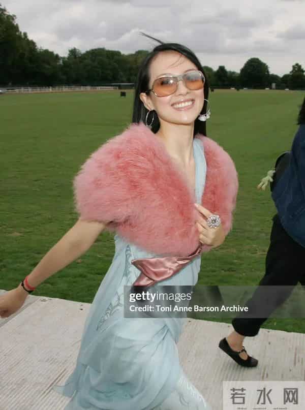 章子怡压轴亮相迪奥活动！LV家族长公主陪走红毯，高马尾嫩如少女