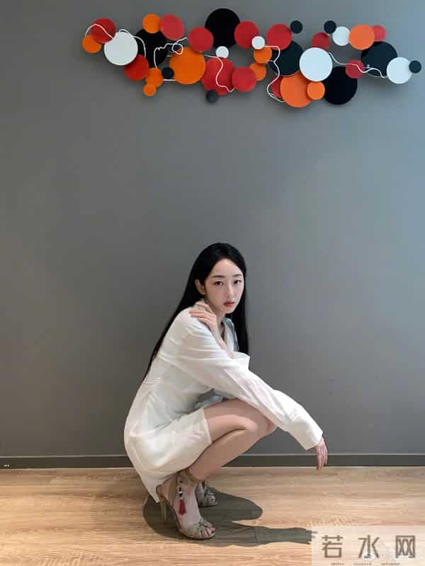 蒋梦婕喜欢蹲着拍照