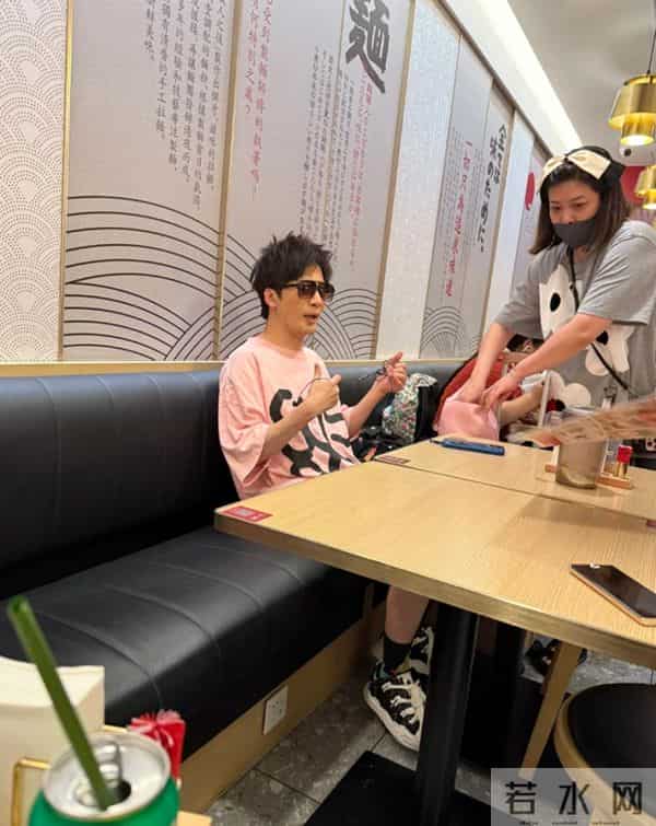 大张伟好会撒娇，与妻子坐飞机全程挽她手臂，刘迎体格比他大一圈