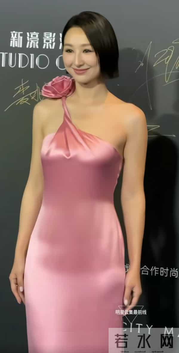 高海宁真是一副好身材，有肉感又有线条真是好看，气血好足的样子