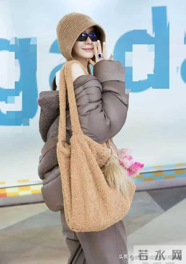 戚薇真是穿搭高手！短款羽绒服+阔腿裤+针织帽，时髦减龄又洋气！