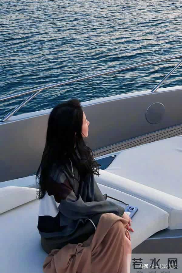 神仙姐姐刘亦菲身穿路易威登外套和短裙现身游艇，又御又酷！