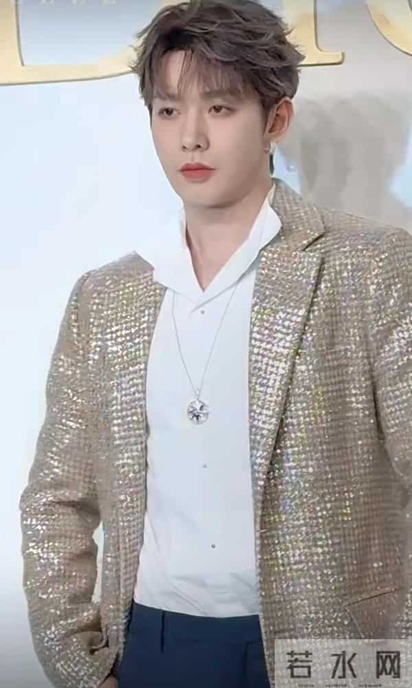 章子怡压轴亮相迪奥活动！LV家族长公主陪走红毯，高马尾嫩如少女