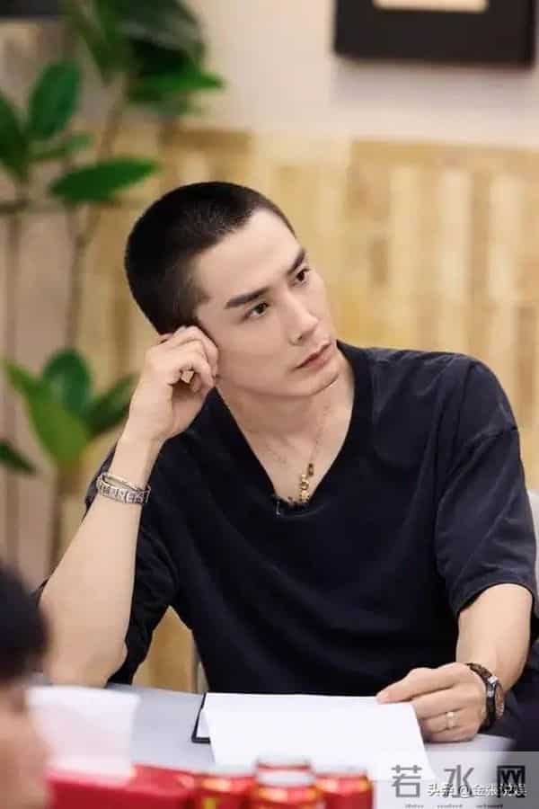 关系藏不住了？黄景瑜被曝有"新恋情"，金晨把腿放到他腿上！