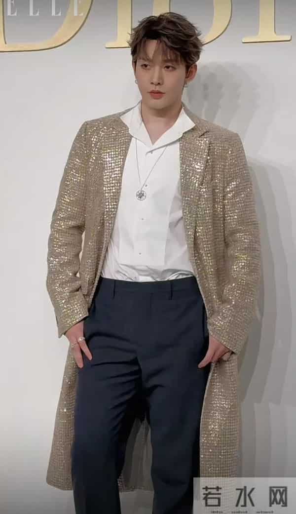 章子怡压轴亮相迪奥活动！LV家族长公主陪走红毯，高马尾嫩如少女