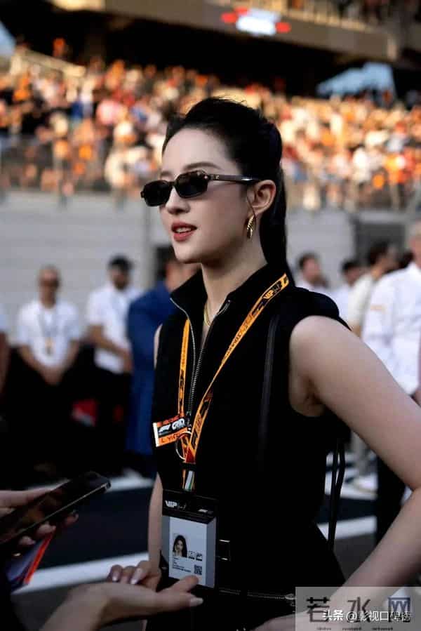 刘亦菲现身阿布扎F1赛车现场，穿一身名牌，妆容精致，颈纹很明显