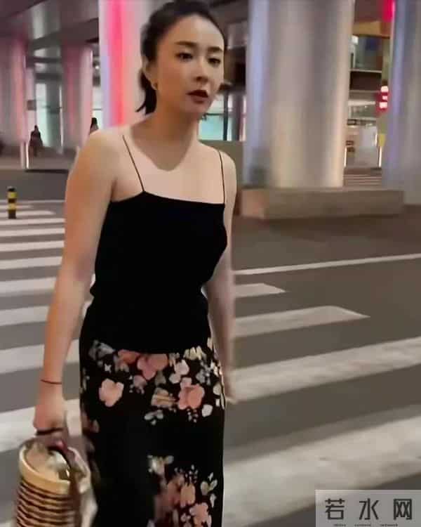 惊了！高叶机场造型太敢穿，黑吊带配花裤“大嫂”范直接溢出屏幕
