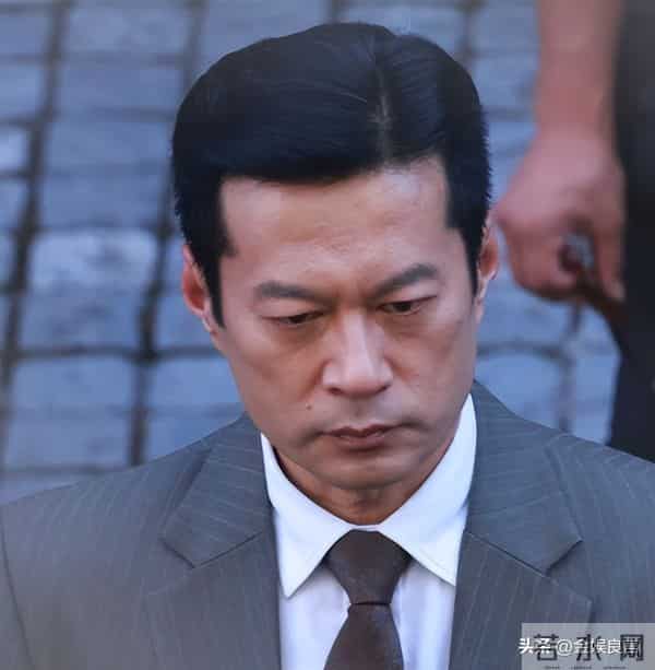 任嘉伦新剧上线就翻车,全程皱眉一星二星满屏飘,男配反倒成亮点