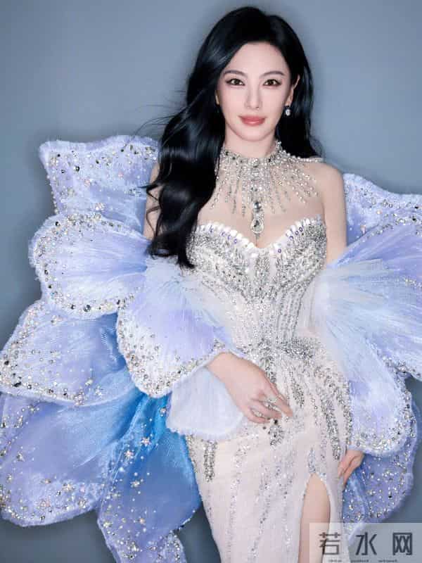 张雨绮 深V满钻礼裙+蓝蝴蝶结,华贵媚态太撩人了!