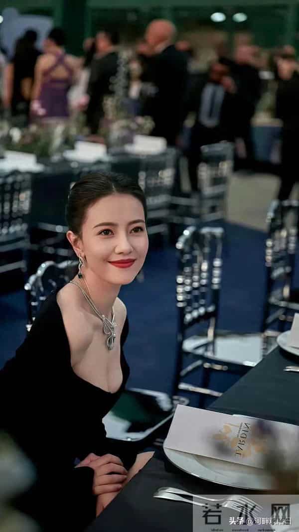 高圆圆一袭黑色长裙亮相 网友直呼:真是美得不可方物