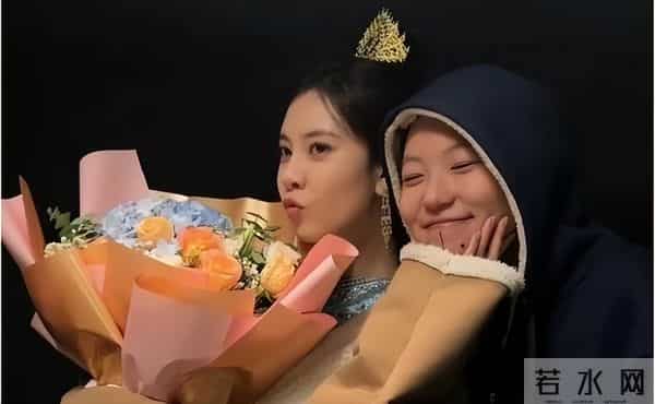 窦靖童陪宋妍霏回澳大利亚探亲 帮忙拿外套 一起去看lady gaga演唱会