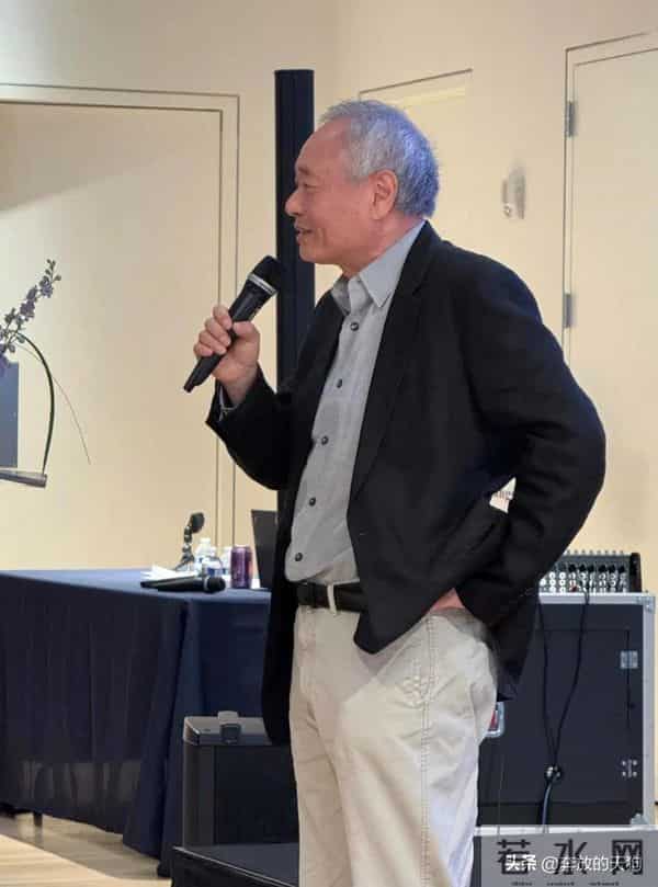 70岁李安在纽约被偶遇,白发苍苍秃头严重,腰背佝偻,苍老了好多