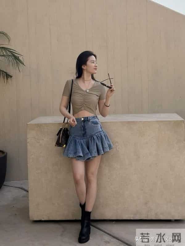 刘亦菲晒最新美照，露腰T配短裙身材火辣，瘦身后美出新高度