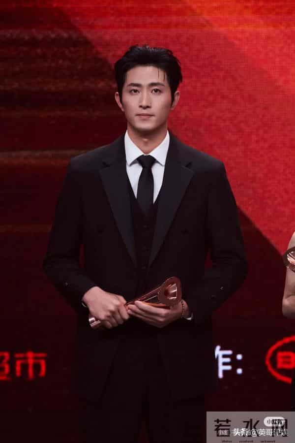 王凯沐机场被偶遇，素颜状态让人意外，女助理跟周杰伦是“同款”