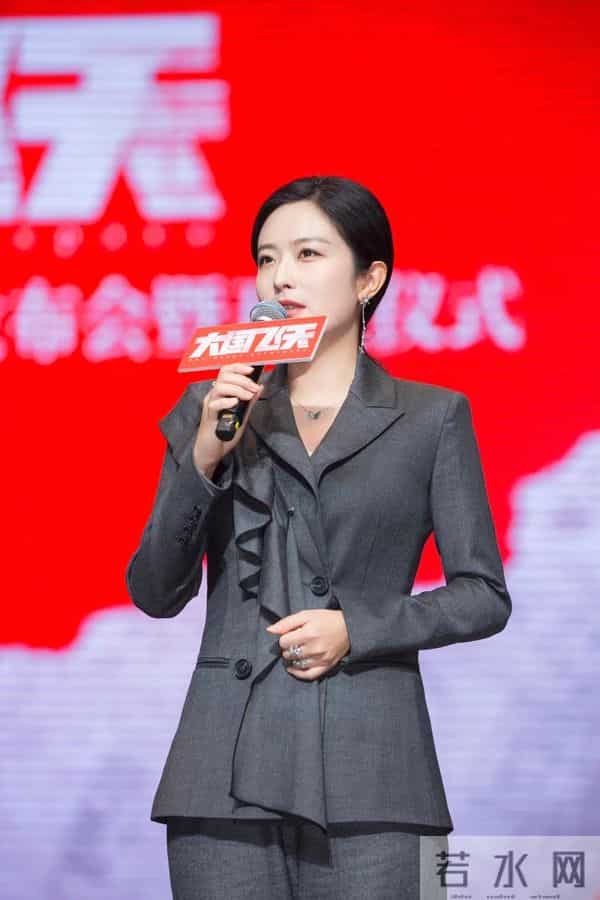 长得不够有星味,演了4次女一号也没红,如今42岁仍未婚