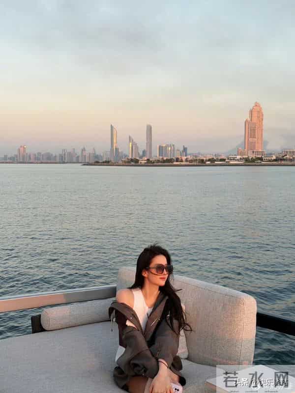 美爆了!刘亦菲旅游游艇新照 身穿LV系列高调奢华 减肥成功重返巅峰