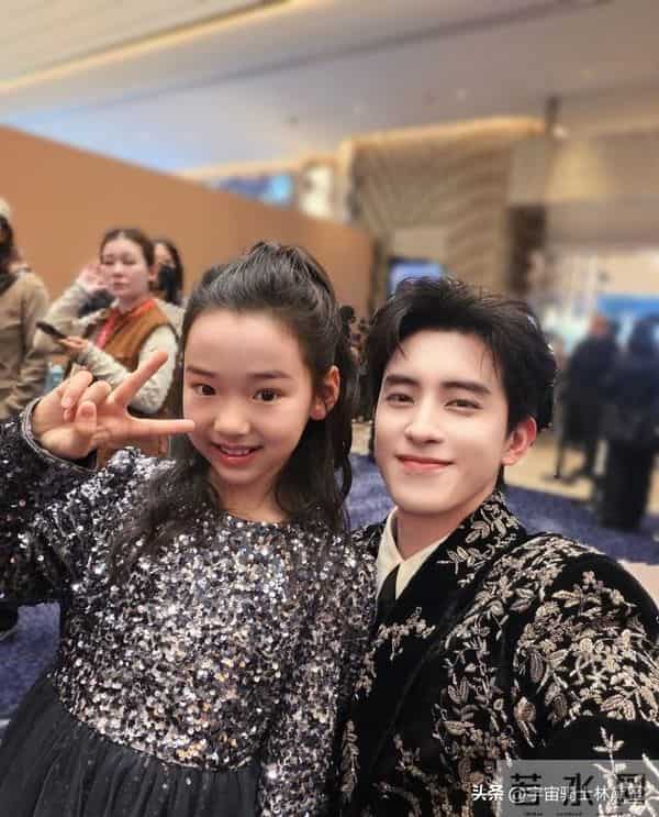 小酒窝晒了和杨幂白鹿檀健次刘宇宁黄景瑜王安宇合照引爆全网!