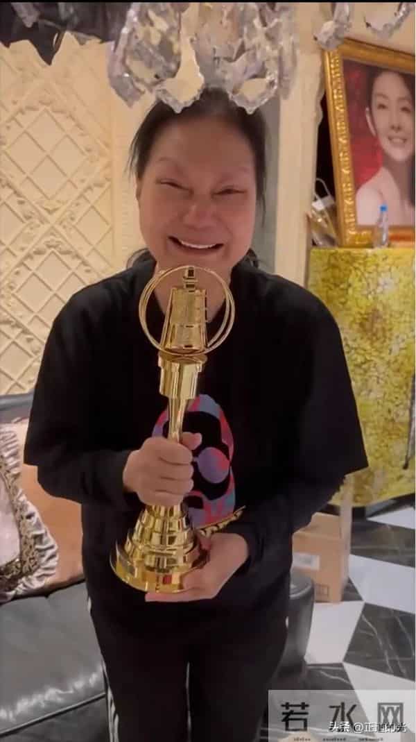 71岁S妈眼歪嘴斜 收到小S金钟奖杯大笑- 补上我的心 在家为大S设灵堂