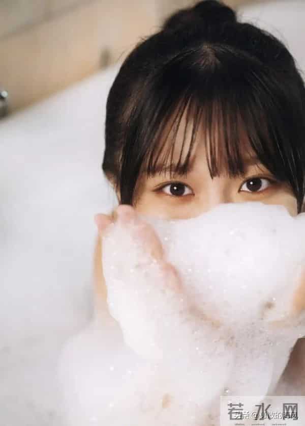 她以前叫花川芽衣，还有浅仓唯，不知道为什么总换名