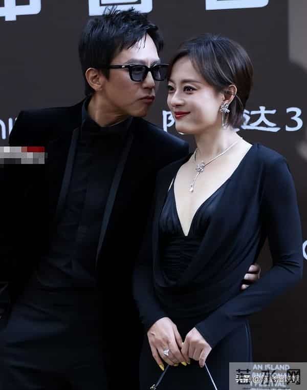 红毯成"照妖镜"!章子怡假发尴尬,孙俪深V险走光,黄轩没存在感