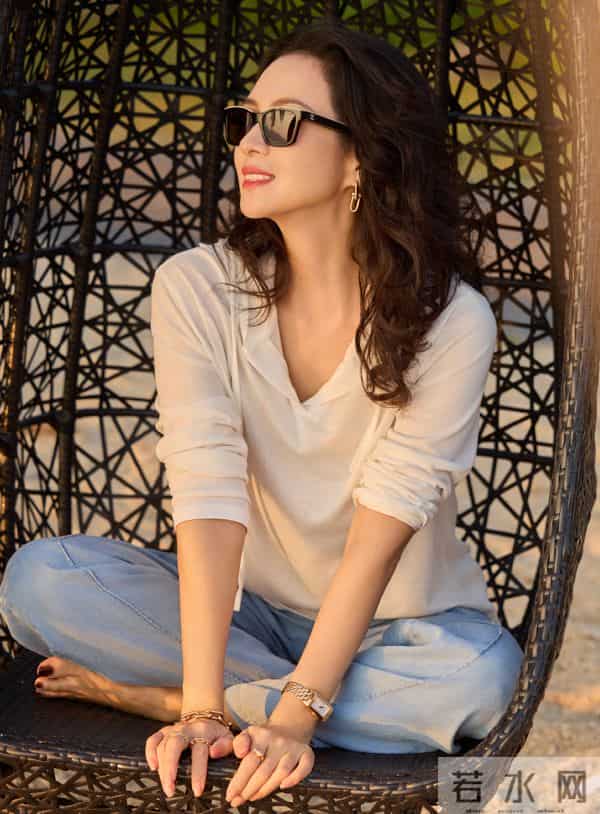 46岁章子怡近照太绝了,高马尾减龄又俏皮,状态逆生长美到失语