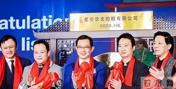 曾是上海知名主持人，辞职下海成百亿富豪，妻子还是大家熟悉的她