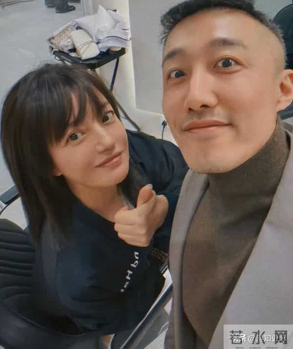 面相又变了!49岁赵薇广东吃饭,又老又瘦没架子,却再无回头路走
