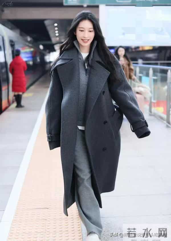 张俪的气质真是出挑!穿灰色大衣+半拉链毛衣+阔腿裤,高级又洋气