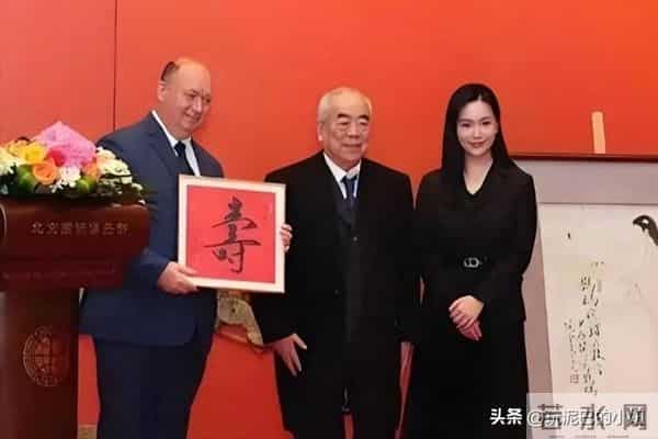 范曾露面回应，37岁徐萌近期产下独子，与54岁女儿断绝关系