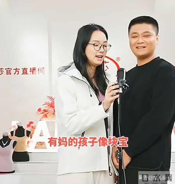 双胞胎哥哥开播养母助阵 浪莎主持人一句话能气疯弟弟 弟弟账号活跃
