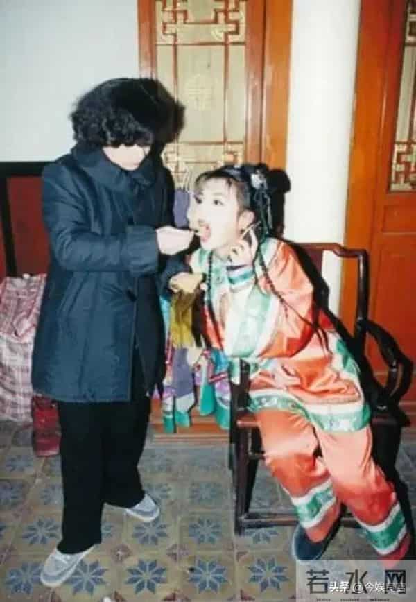 拔出萝卜带出泥！49岁赵薇近况被曝，原来圈内封杀只是冰山一角